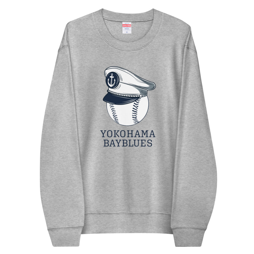 横浜ベイブルースの海兵さんデザインをプリントしたグレーのスウェット。野球帽に海兵さん帽子を合わせたモチーフが描かれている。